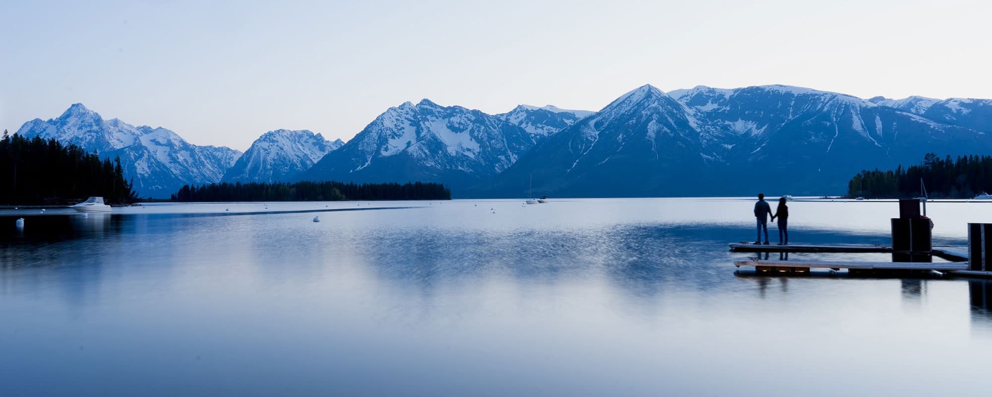 Ein Paar am Bergsee
